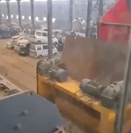 客戶(hù)使用900型破碎機(jī)破碎汽車(chē)殼