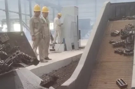 山西某廠450型破碎機(jī)安裝完迎來(lái)汽車(chē)零件破碎任務(wù)