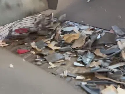 汽車保險杠、中控座椅破碎料經(jīng)過分選機空分機滾筒篩等作用下充份分類