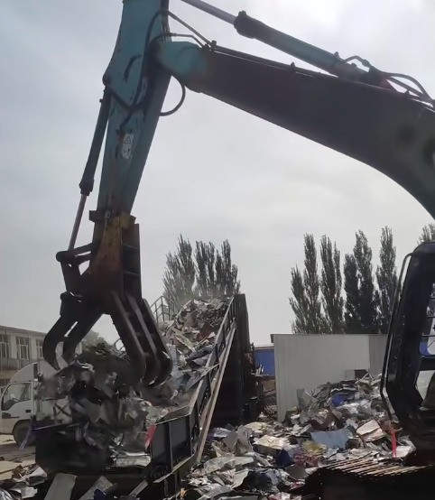 不銹鋼瓦破碎現(xiàn)場(chǎng)