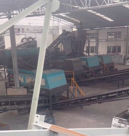 破碎主機封閉式設(shè)計 ,不僅可以減小噪音還可以避免大部分的灰塵無法堆積在頂部從而引發(fā)危險