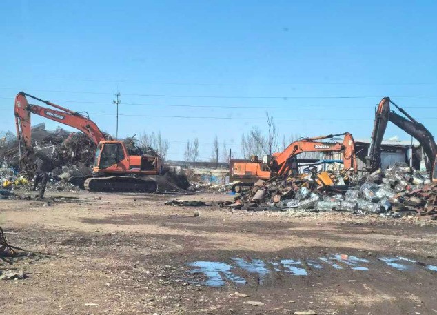 回訪路友老客戶看到幾經(jīng)“ 沙場(chǎng) ”的路友老設(shè)備依然作戰(zhàn)在前線，一股暖意涌上心頭