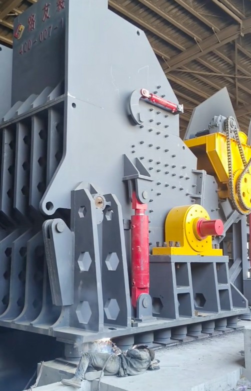 6000重型破碎機安裝進(jìn)行時