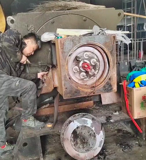 公司售后服務(wù)團(tuán)隊(duì)正在對(duì)老設(shè)備進(jìn)行維修處理