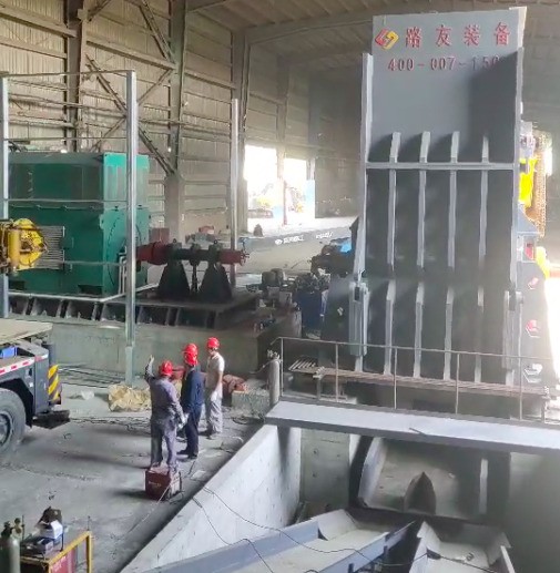 張家港傳來(lái)喜報(bào)，6000馬力破碎機(jī)安裝完畢。這個(gè)大家伙可不能小看它，每小時(shí)出料可高達(dá)150噸。