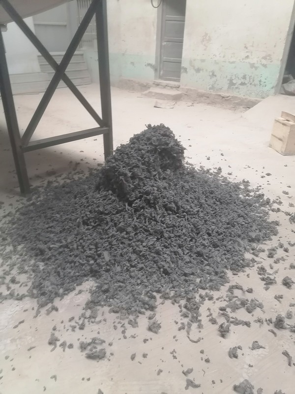 淄博地區(qū)破碎機試機調試，物料屬于夾雜重度灰塵的金屬組成件