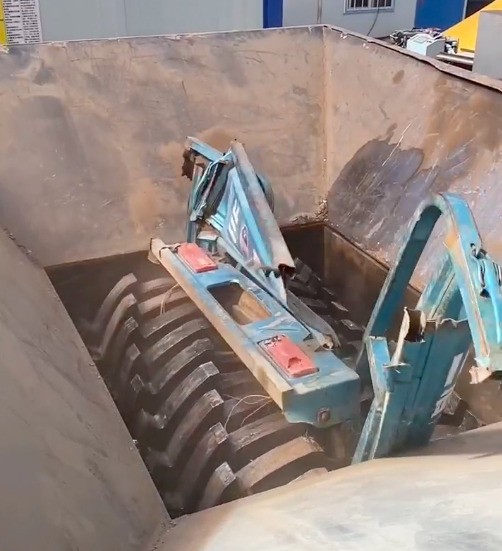 只需幾分鐘三輪車就被撕碎機(jī)粉碎成數(shù)以萬(wàn)計(jì)的碎片