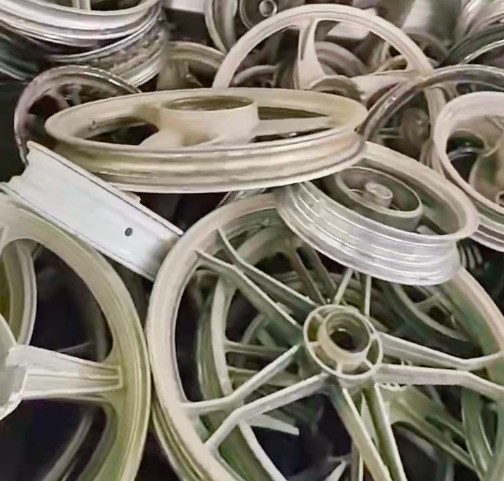 汽車輪轂廢舊斷橋鋁破碎成品料