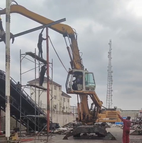 壯觀！破碎機的搭建像是一場驚心動魄的雜技表演。