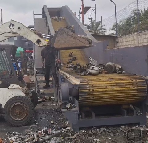 非洲地區(qū)路友450型破碎機啟動生產(chǎn)按鍵。